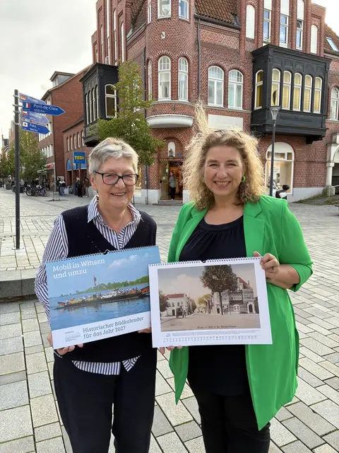 Giesela Wiese (li.), Geschäftsführerin vom Heimat- und Museumsverein, und Museumsleiterin Ilona Johannsen präsentieren den Kalender 2027 | Foto: Museum im Marstall