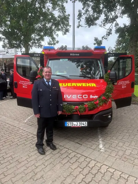 Ortsbrandmeister Jochen Bull vor dem neuen Fahrzeug | Foto: Egon Viemann