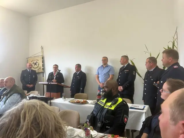 Ansprachen mit (v. li.): Martin Umland (stellv. Gemeindebrandmeister), ein Vertreter der Fa. Ziegler, Jochen Bull (Ortsbrandmeister), Frank Griemsmann (Ordnungsamtsleiter), Danny Waltersdorf (stellv. Abschnittsleiter), Carsten Bull (Maschinist) und Sönke Bösch (stellv. Ortsbrandmeister) | Foto: Egon Viemann
