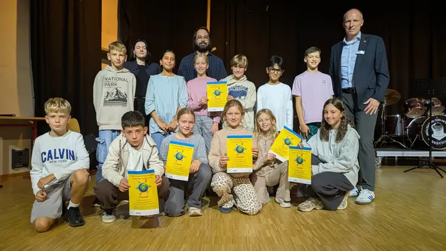 Übergabe der Urkunden an die Klassensprecher | Foto: Gemeinde Neu Wulmstorf