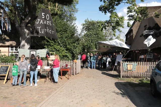 Der Eingang zum Festgelände in Lüdersburg wurde einladend geschmückt
 | Foto: Alexander Meyer-Cieslewicz