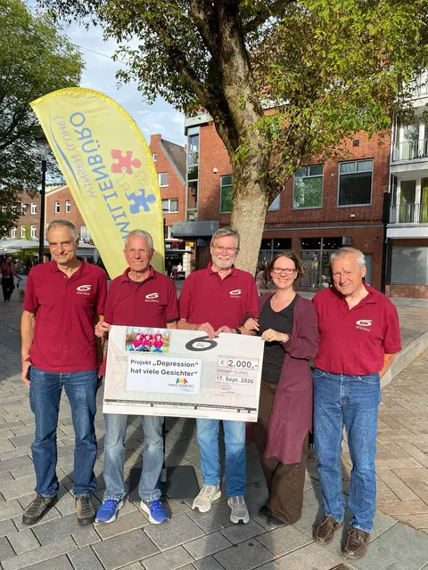 Karsten Maack-Kramer (v. li.), Bernhard Giersch, Norbert Beins, Julia Meinel und Wieland Behr bei der Scheckübergabe | Foto: Familienbüro Winsen