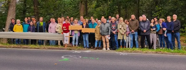 Rund 65 betroffene Anwohner versammelten sich an der Unfallstelle an der B3 und fordern mehr Verkehrssicherheit | Foto: Bachorz