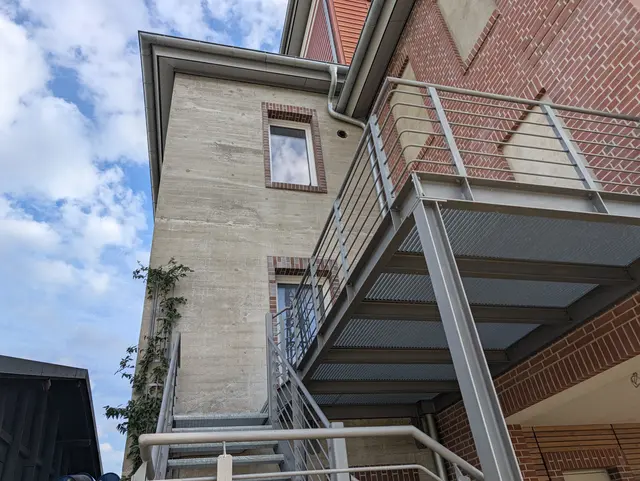 Überall wird man an den Ursprung des Gebäudes erinnert - dieser Treppenaufgang führt durch die alte Wand des Speichers ins Gebäude | Foto: Jan Filter