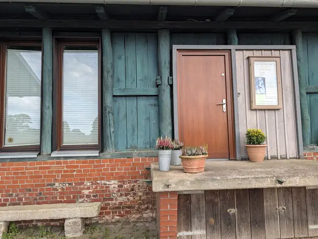 Auch am Schuppen, der heute die Werkstatt von Rebekka Vaick ist, ist außen alles so ursprünglich wie möglich geblieben | Foto: Jan Filter