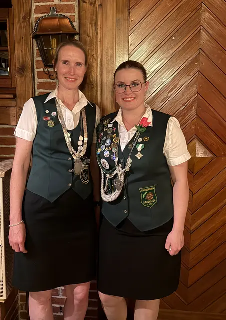 Die Majestäten Janet Hauschild (li.) und Katharina Viets | Foto: Schützenverein