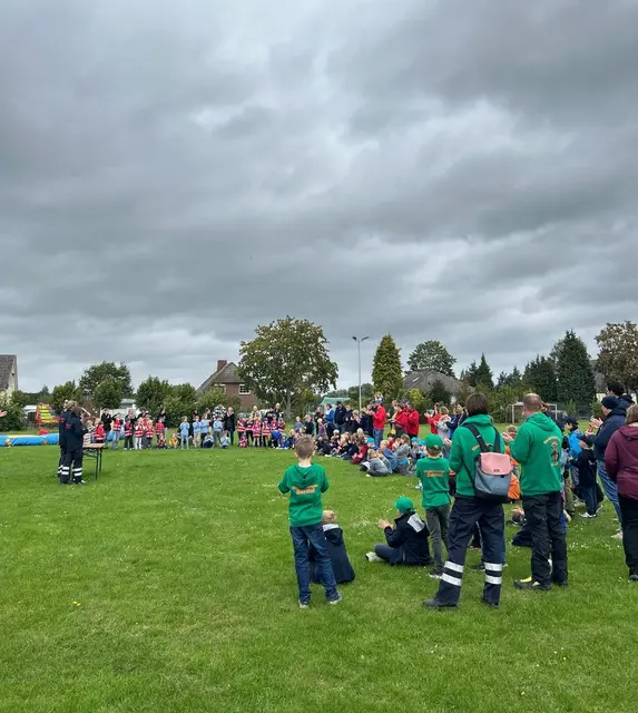Action auf dem Rasen: Das „Spiel ohne Grenzen“ auf dem Sportplatz in Stöckte forderte Geschick und Teamgeist | Foto: FF Stöckte
