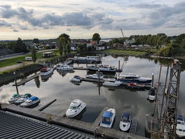 An guten Tagen reicht der Blick aus dem Turm des Speichers über den Stöckter Hafen über die Schiffswerft Eckhoff mit ihrem markanten, alten Kran bis zum Hamburger Hafen, von dem hier am Horizont noch die Kräne zu erkennen sind | Foto: Jan Filter