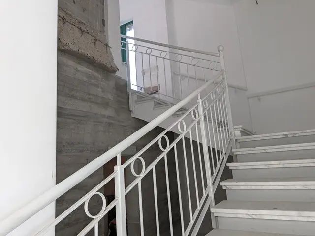 Der Treppenaufgang im Speicher ist hell gehalten, die Stufen sind aus Marmor. In der Mitte erkennt man gleichzeitig noch gut den historischen Kern, der als Kontrast erhalten bleibt | Foto: Jan Filter