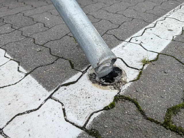 Angesichts des Schadens am Pfahl des Schildes ist nicht davon auszugehen, dass hier der Wind am Werk war | Foto: Jan Filter