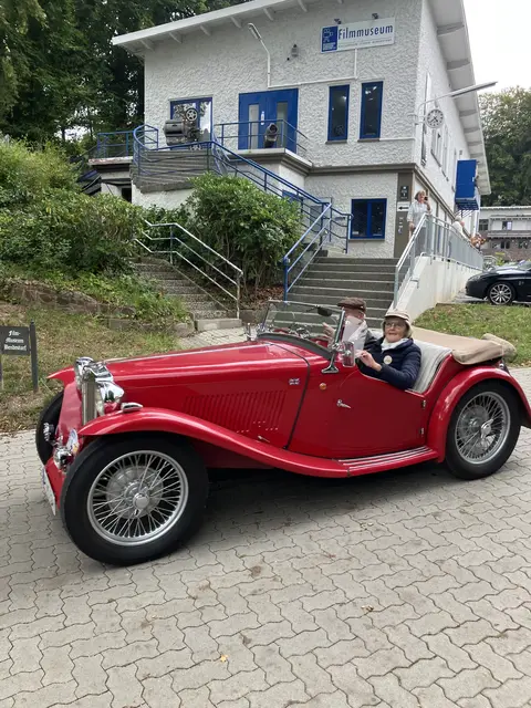 Einer der Oldtimer, die sich beim Filmmuseum einfanden | Foto: Freundeskreis Filmmuseum