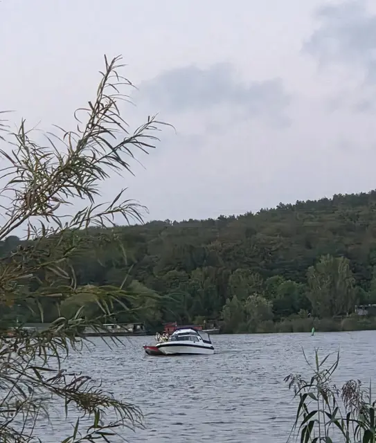 Kurz vor der Einfahrt zum Marschachter Hafen war ein Sportboot auf einen Buhnenkopf aufgelaufen | Foto: Feuerwehren SG Elbmarsch