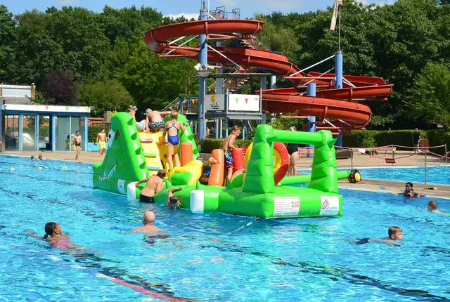 Das Freibad Hollenstedt mit seiner einst von Box-Weltmeister Max Schmeling gesponserten langen Rutsche ist eines der attraktivsten Bäder der Region - hier ein Bild vom Jubiläum im vergangenen Jahr | Foto: Samtgemeinde Hollenstedt