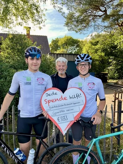 Die Geldübergabe – Casimir Jackenkroll (GAK, links) und Felix Käberich (RSAK) geben die Spende an Udo Pagenkämper von der KKI weiter.