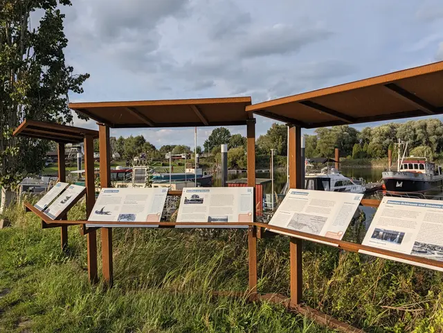 Eine "Museumsinsel" des Winsener Museums informiert über die interessante Geschichte des Hafens, der seinen Anfang in einem Deichbruch nahm | Foto: Jan Filter