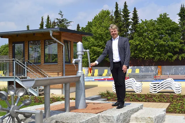 Tostedts Samtgemeinde-Bürgermeister Dr. Peter Dörsam vor der Eröffnung des Freibades nach einer Komplett-Sanierung im Juni 2019 | Foto: bim
