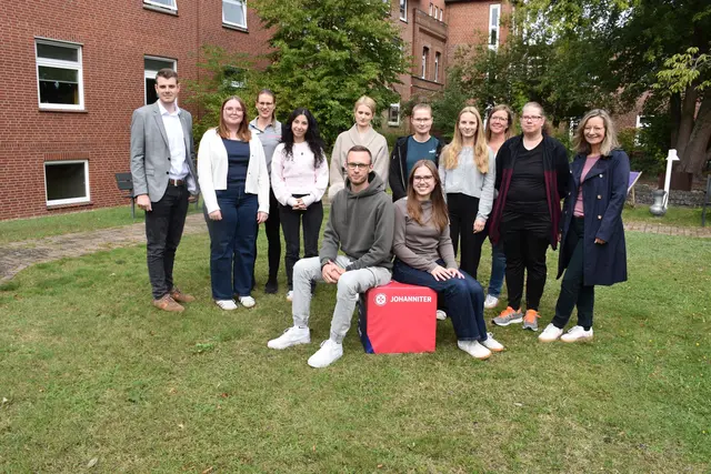 Joalina Stein (auf dem Würfel sitzend), die bei den Salzhäuser Johannitern eine Ausbildung macht, organisierte die Betriebsbesichtigung für die Berufsschüler | Foto: Johanniter