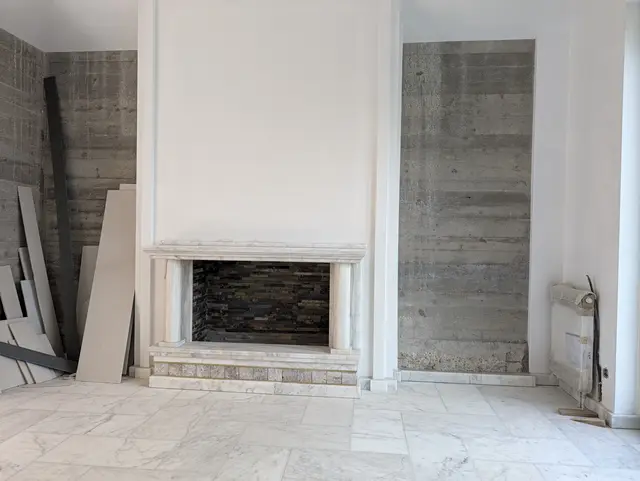 Im Speicher wird immer noch gebaut - hier entsteht ein künstlicher Kamin, der Flur und Treppenhaus zieren wird | Foto: Jan Filter
