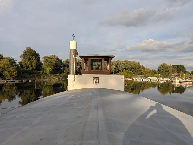 Das für heutige Verhältnisse sehr klein anmutende Ruderhaus der "Ilmenau" mit dem Bardowicker Wappen in der Mitte | Foto: Jan Filter