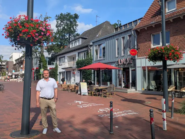 Stadtbaurat Manuel Reichert an den Blumenampeln in der Innenstadt | Foto: Stadt Buchholz