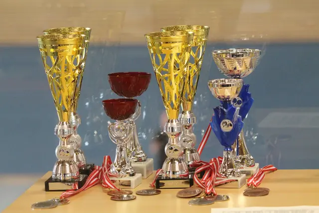 Glitzernde Trophäen warten auf die neuen Titelträger | Foto: Koenecke
