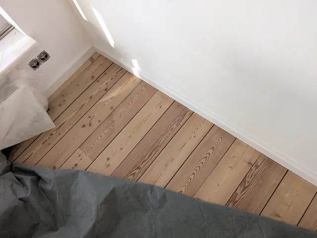 Auch der verlegte Fußboden ist bewusst an die rustikale Historie eines Speichers angelehnt und besteht aus Holz | Foto: Jan Filter