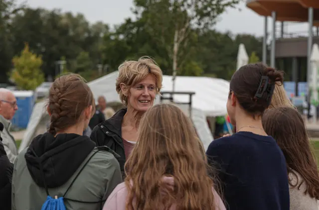 Olympia-Medaillengewinnerin Karin Seick stand den Nachwuchsschwimmerinnen geduldig Rede und Antwort | Foto: ks