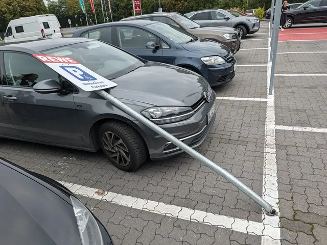 So hinterließ der Täter Schild und beschädigtes Fahrzeug | Foto: Jan Filter