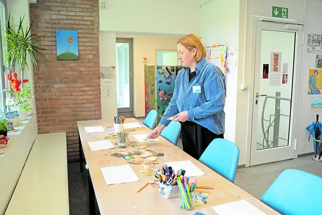  Praktikantin Rebecca Konrad bereitet den Kunsttherapie-Raum für die Gruppentherapie vor | Foto: Elbe Kliniken / Kati Meyer-Thiedig