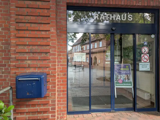 Der blaue Briefkasten am Buchholzer Rathaus | Foto: Stadt Buchholz