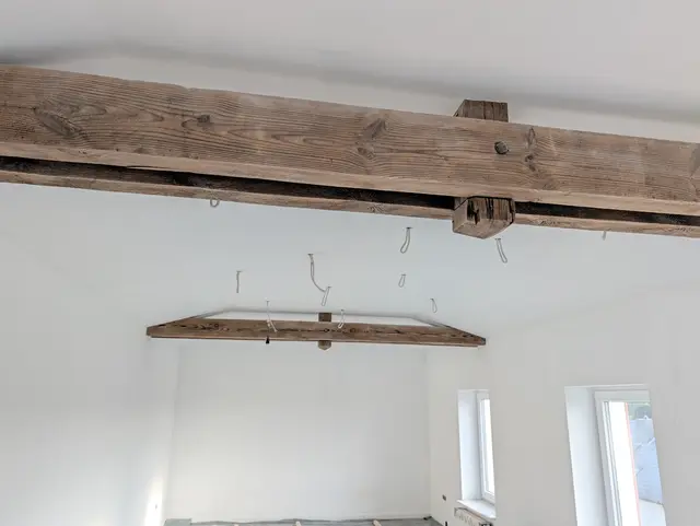 Unter der Decke im "Turm" des Speichers erinnern wiederum diese Balken an die historische Bauweise | Foto: Jan Filter