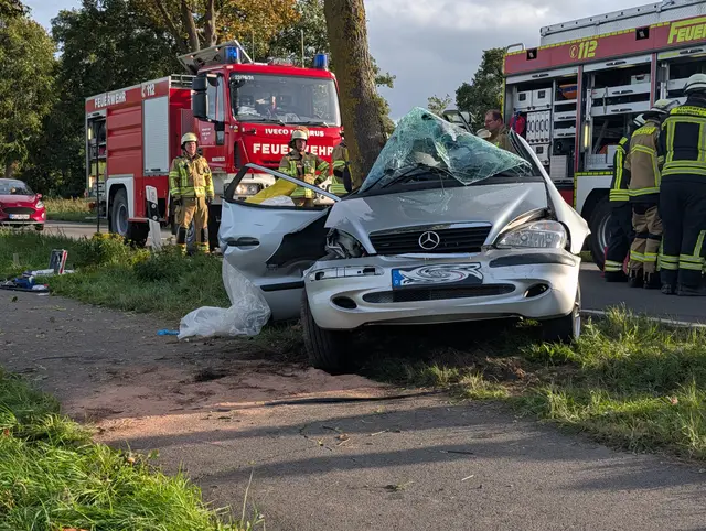 Der 67-jährige Fahrer wurde von der Feuerwehr  aus dem Fahrzeug befreit und schwer verletzt ins Krankenhaus gebracht | Foto: Nils Renken