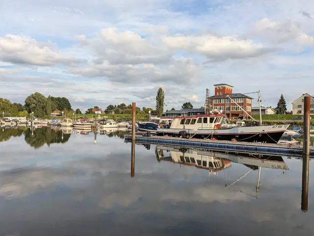 Blick aus der Mitte des Hafenbeckens auf Marina und Speicher-Gebäude | Foto: Jan Filter