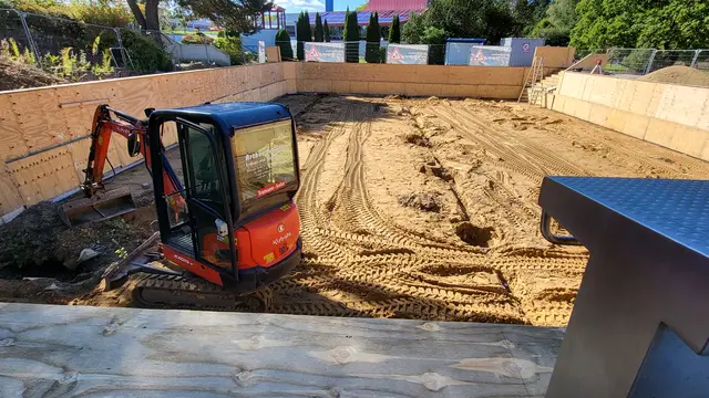 Das defekte Becken ist bereits entsorgt, die arbeiten für das neue Sportbecken sind in vollem Gange | Foto: sh