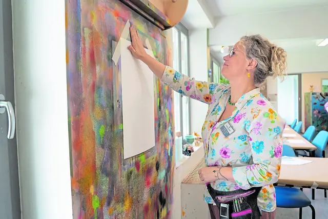  Kunsttherapeutin Danielle Deeke bereitet die Spraywand für eine Einzeltherapie vor    | Foto: Elbe Kliniken / Kati Meyer-Thiedig