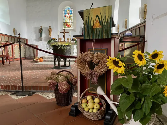 Die mit Erntegaben geschmückte Mauritiuskirche in Hittfeld aus einem vorigen Jahr | Foto: C. Wöhling