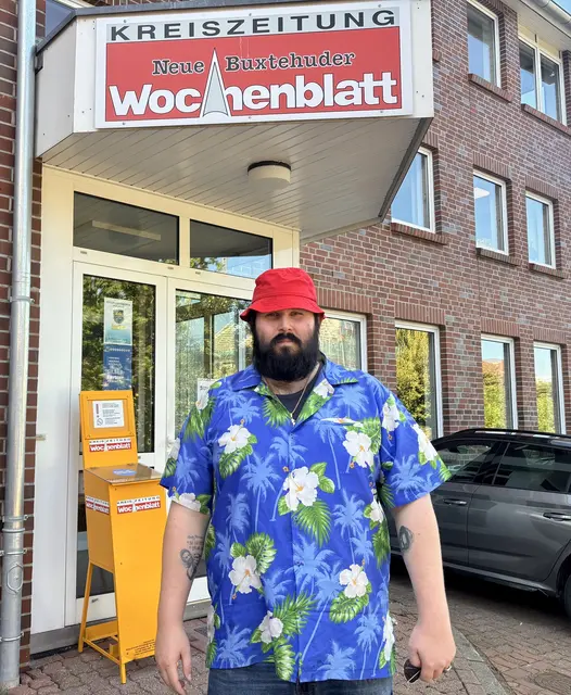 Jesse Ihm (27) im Bud Spencer Sommer Outfit | Foto: sts
