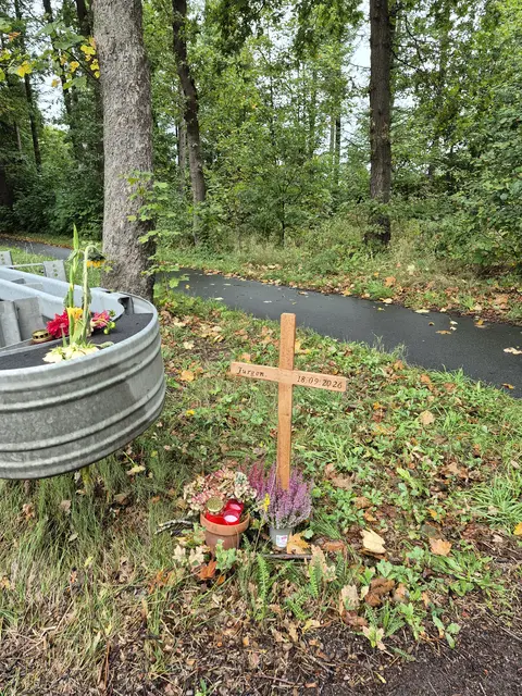 Nachbarn haben für ihren verstorbenen Nachbarn Jürgen ein Kreuz an der Unfallstelle aufgestellt | Foto: Pahl