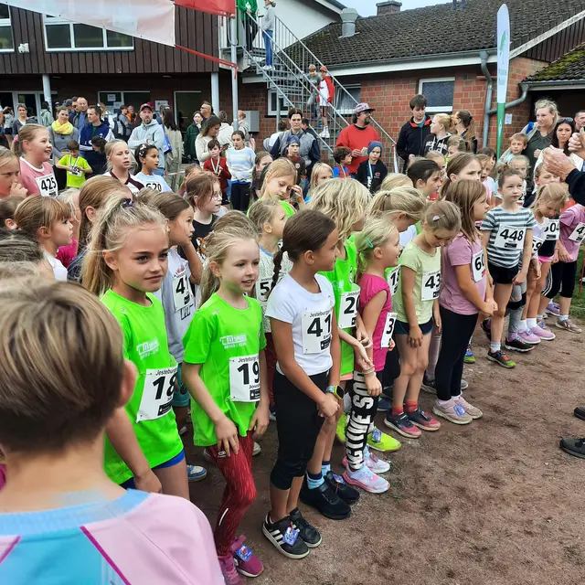 Die kleinen Starter des 800-Meter-Laufs | Foto: Birgit Kruse 