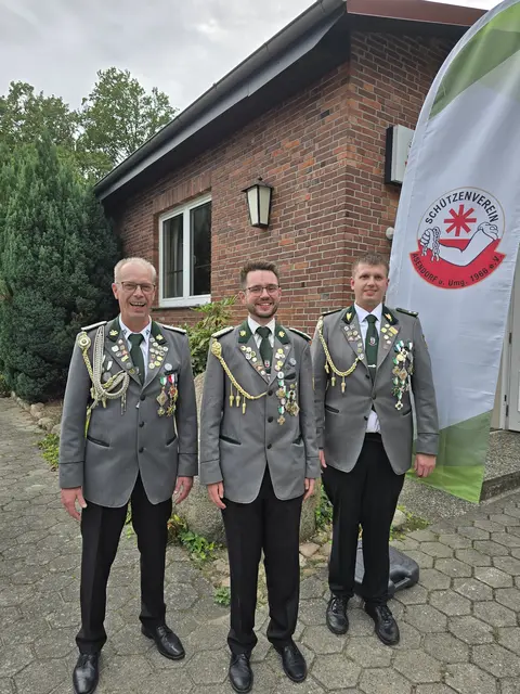 Adjutant Oliver Laboga (v. li.),  Vizekönig Hardy Gräf und Adjutant Andre Laboga
 | Foto: SV Asendorf