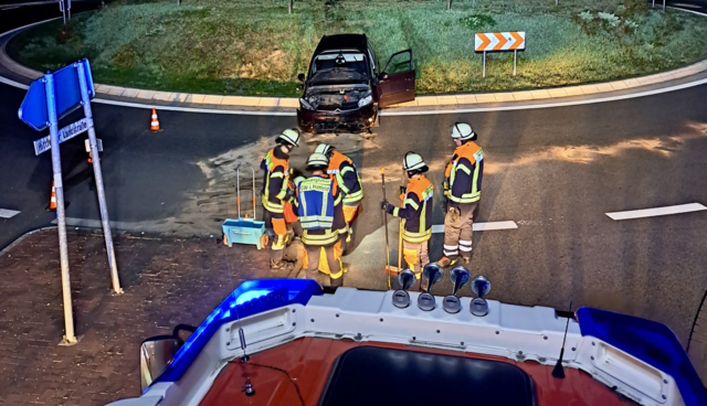 Das Fahrzeug kam erst am anderen Ende des Kreisels zu Stehen. Die Feuerwehr entfernte die ausgelaufenen Betriebsstoffe | Foto:  S. Steenbock Feuerwehr Seevetal