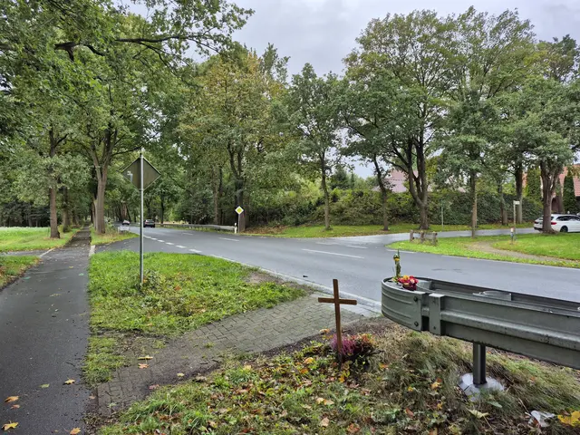 Das Kreuz steht an der Stelle an der B3, an der sich der tödliche Unfall ereignet hat. Schräg gegenüber ist die Zufahrt zur Straße "Am Kamp" | Foto: Pahl