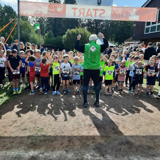 Kleine Aufwärmübung vor dem Start der Bambiniläufer | Foto: Birgit Kruse 