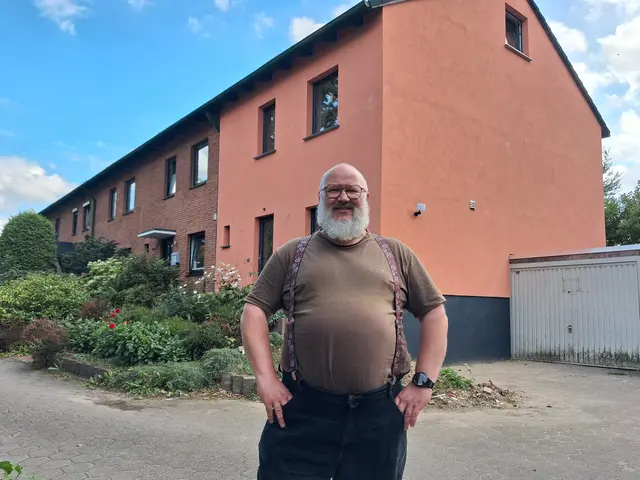 Mark Bronsert vor seinem sanierten Reihenhaus | Foto: Stadt Buchholz