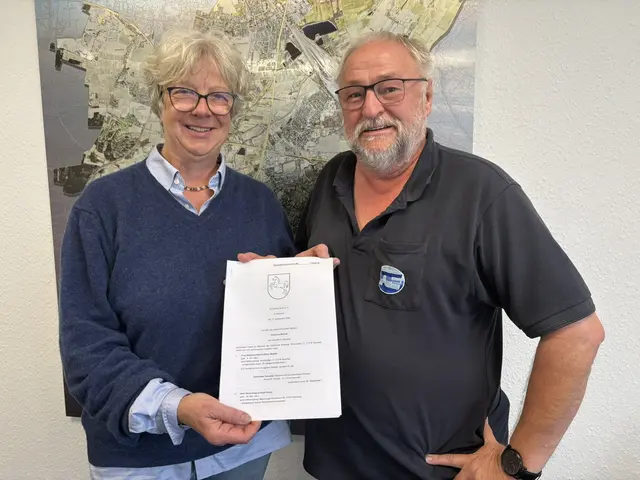 Wollen alte Flächen einer neuen Bestimmung zuführen: Bürgermeisterin Emily Weede und Unternehmer Heinz-August Ernst mit dem städtebaulichen Vertrag | Foto: Gemeinde Seevetal