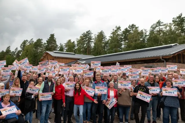 Hunderte Glückspilze jubeln beim Gewinnerfest in Hanstedt über insgesamt vier Millionen Euro | Foto: Postcode Lotterie/Laura Möllemann