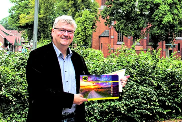 WOCHENBLATT-Mediaberater Rainer Dodenhoff freut sich auf den neuen Hanstedt-Kalender  | Foto: ce/MSR