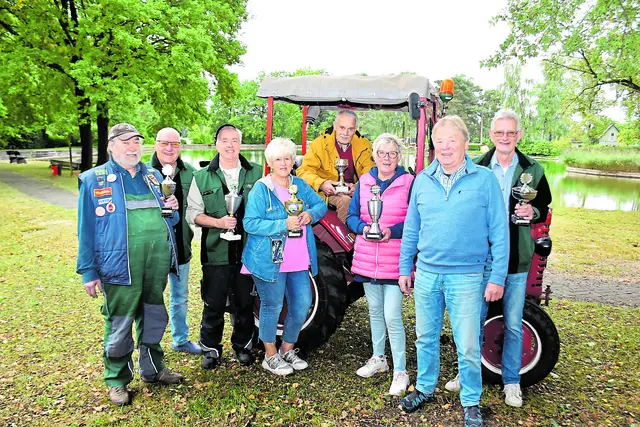 Hannes Henk (Zweiter von rechts) holte das Treckertreffen auf sein Gelände des Campingplatzes | Foto: Axel-Holger Haase