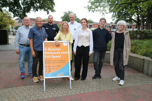Diskutierten zum Thema E-Scooter (v. li.) Peter Aldag (Seniorenbeirat), Moderator Michael Wiese, Christopher Neumann (Polizei), Moderatorin Grit Weiland, Dirk Poppinga (Polizei), Evelin Jagel, Joris Vietheer (beide Jugendrat) und Waltraut Seegers (Seniorenbeirat) | Foto: Stadt Buchholz