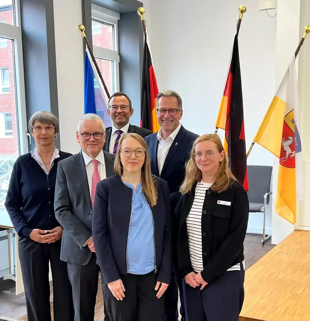  Freuen sich über die Kooperation (v. li.): die Präsidentin des Verwaltungsgerichts Stade, Susanne Lang, der Präsident des Oberverwaltungsgerichts Lüneburg, Dr. Frank-Thomas Hett, Erster Kreisrat Thorsten Heinze, Co-Dezernentin Dr. Jorina Suckow, Landrat Kai Seefried und Kreisbaurätin Madeleine Pönitz. | Foto: Landkreis Stade / Daniel Beneke